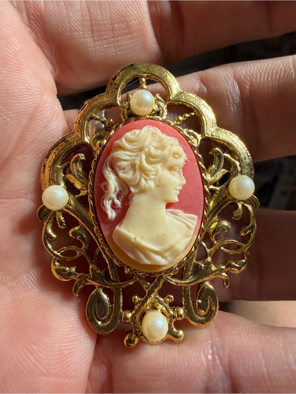 Vintage Gold Tone Cameo Brooch